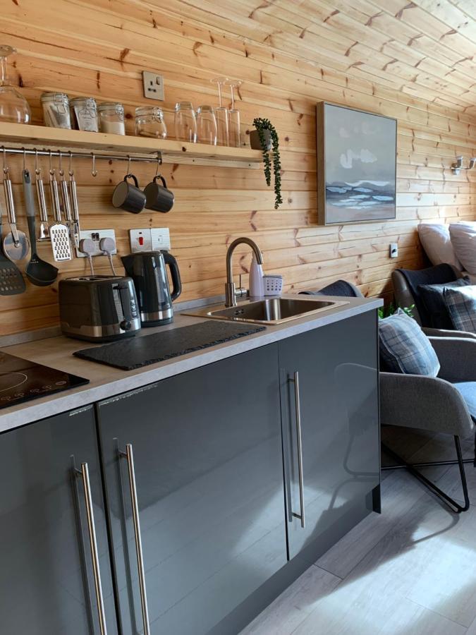 River Huts, Highland River Retreat With Hot Tub อินเวอร์เนส ภายนอก รูปภาพ