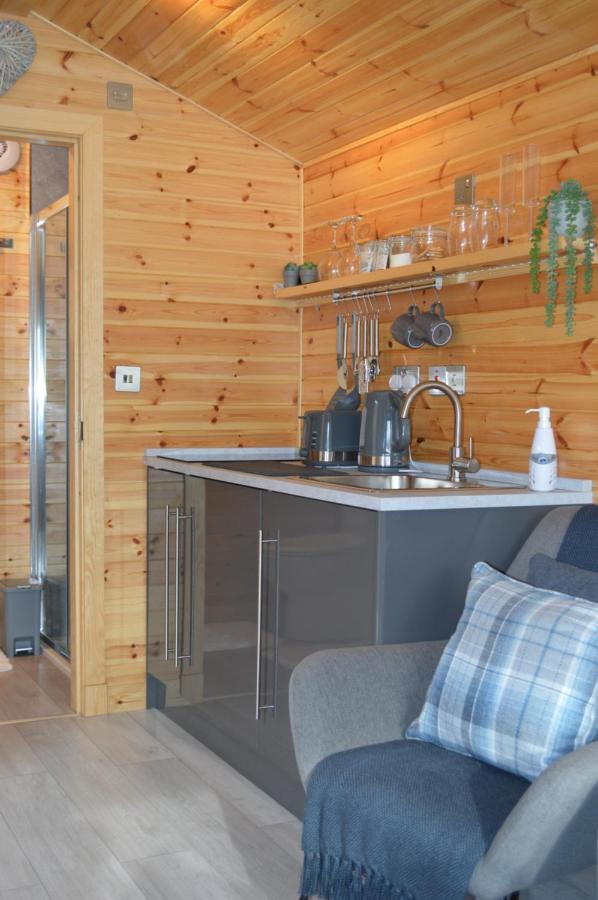 River Huts, Highland River Retreat With Hot Tub อินเวอร์เนส ภายนอก รูปภาพ